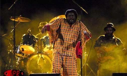 Le Jamaïcain Pablo Moses, l'un des plus grands chantres du reggae, a fait vibrer un public tout acquis à sa cause lors du concert unique qu'il a donné le samedi 9 juin 2001 à Saint-Leu (Ouest)
