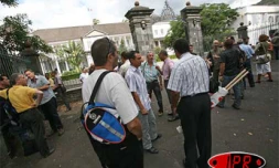 Jeudi 14 juin 2007 - 

À l'appel du SNOP (syndicat national des officiers de police), une centaine de policiers ont manifesté devant la préfecture pour réclamer une meilleure indemnisation des heures supplémentaires