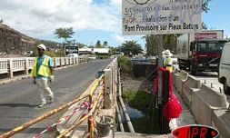 Lundi 22 novembre 2004
Un pont provisoire pour entrer ou sortir de Saint-Leu