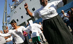 Mercredi 20 octobre 2004
La délégation des Chagos accueillie sur les quais du port - Est