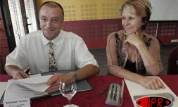 Mardi 24 mai 2005 -Bernard Tormen, directeur de la Poste de La  Réunion a signé  un protocole d'accord avec le directeur départemental de la sécurité publique