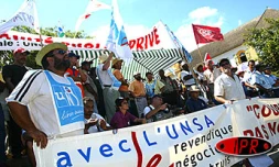 Il devrait y avoir beaucoup de monde au traditionnel défilé du 1er mai 2003. Les syndicats appellent en effet  les salariés du privé comme du public à faire front contre la politique et les projets du gouvernement