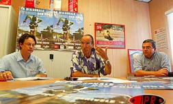 Robert Chicaud (au centre) président de l'association Grand Raid, a tenu une conférence de presse le mardi 19 août 2003