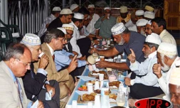 Mercredi 4 octobre 2006 -
Le préfet, Pierre-Henry Maccioni et son directeur de cabinet ont participé à la rupture du jeûne du 10ème jour de ramadan à la mosquée de Saint-Paul