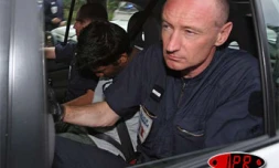 Juliano Verbard, dit Petit Lys d'Amour, gourou de la secte le c?ur douloureux et immaculé de Marie, est conduit en prison. Il est poursuivis pour l'enlèvement et la séquestration d'Alexandre, 12 ans
