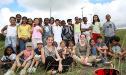 Mardi 27 mars 2007 - Ferme éolienne de Sainte-Suzanne

Elodie Renaud et Blandine Antoine de l'association Promethée en compagnie des élèves de l'école de l'Ancien théâtre de Saint-Denis