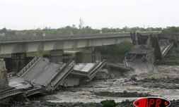Février 2007 -
Le pont aval de la rivière Saint-Étienne s'est écroulée suite à la crue générée par le cyclone Gamède