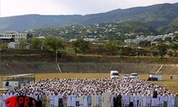 Les Réunionnais de confession musulmane fêtent ce lundi 17 décembre 2001 la fin du mois de Ramadan. La journée a commencé  par une grande prière au vélodrome de Champ Fleuri à Saint-Denis