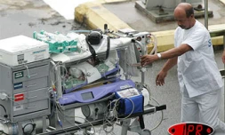 Vendredi 6 avril 2007 - 

Bloquée à l'aéroport d'Orly car déclarée &quot;non palpable&quot; par les médecins, la petite Rania, 3 semaines, est enfin arrivée à La Réunion. Elle souffre d'une grave malformation cardiaque
