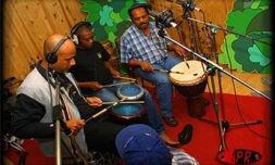 En juin 2001 lors de l'enregistrement de &quot;Ras kok&quot; l'album de Thierry Gauliris et Baster dans les locaux de Digital studio à Saint-Denis de La Réunion