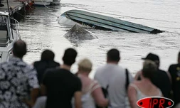 Dimanche 26 décembre 2004 -

Les lames de fond ont coulé ou endommagé des bateaux dans le port de Saint-Gilles