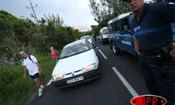Mercredi 4 avril 2007 -

L'éruption redouble d'intensité. Les risques d'ouverture d'une faille hors enclos et d'un effondrement du Dolomieu sont sérieusement envisagés