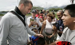 Vendredi 24 décembre 2004

Zinedine Zidane à son arrivée à La Réunion où il passe le réveillon de Noël