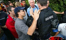 Vendredi 30 mai 2003 -
Plusieurs centaines de manifestants ont bloqué dès l'aude les entrées du rectorat. Deux brêves bousculades ont eu lieu avec les forces de l'ordre