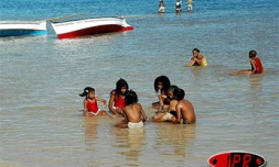 Juillet 2006 -
Les régates à Rodrigues sont aussi une occasion de fête et de divertissement pour la population -
Photo Luc Gigant