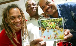 Vendredi 23 mai 2003 -
Baster production a lancé &quot;Rogaton&quot; un album de René Paul Elleliara (au centre de la photo en compagnie de Thierry Gauliris, le chanteur - guitariste de Baster - à gauche - et du percussionniste Nano)