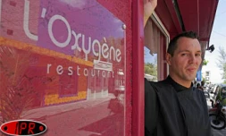 Lundi 7 novembre 2005 -
Cyrile Bault, chef cuisiner de l'Oxygène à Saint-Gilles-les-Bains