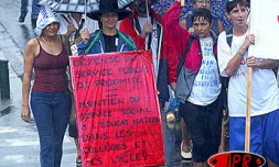À l'appel de l'intersyndicale plus de 2 000 personnes ont manifesté le jeudi 3 avril 2003 à Saint-Denis contre le projet de réforme des retraites