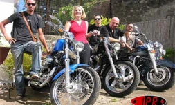 Vendredi 12 mai 2006 -

Catherine Gaud, président de RIVE, et une partie des motards de Reunion Island Chapter