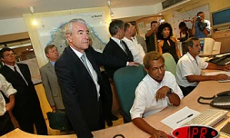 Mardi 16 avril 2003 - La première journée de la visite à La Réunion de Gilles de Robien, ministre des transports, a été agité. Les grévistes de l'Éducation nationale l'ont hué toute la journée