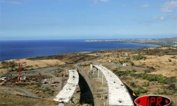 Mardi 6 décembre 2005 -

Le chantier de la route des Tamarins progresse, le viaduc de Fleurimont, qui enjambe la ravine du même nom à côté de Plateau Caillou (Ouest), est terminé