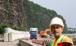Vendredi 7 avril 2006 -

Les travaux de réfection de la route du littoral se poursuivent