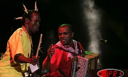 Dimanche 8 août

Dimanche 8 août

Les Malgaches de Légo était en première partie de Johnny Clegg
sur la scène du Sakifo Festival
