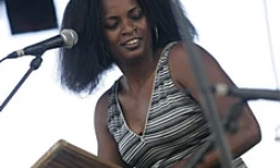 Vendredi 6 août 2004

Christine Salem et ses dalons en plein maloya
