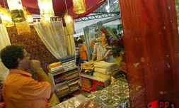 Plus de 100 000 visiteurs ont visité le 14e Salon de la maison qui s'est tenue du vendredi 3 mai au dimanche 12 mai 2002 au parc des expositions de Saint-Denis