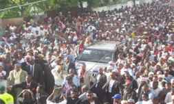 Lundi 24 avril 2006 -
Abdallah Mohamed Sambi (alias Ayatollah), vainqueur des primaires pour la présidentielle, a été accueilli triomphalement à Moroni
Photos HZK Presse