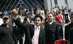 Vendredi 26 août 2005 -

Shah Rukh Khan, la star du Bollywood, se produira en concert à Saint-Pierre samedi soir