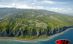 Des habitations à la Montagne, quartier de Saint Denis, dominent la route du littoral
