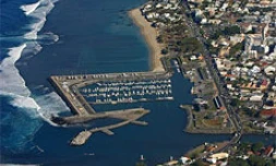 Dans le sud, le port de Saint Pierre s'abrite derrière le lagon