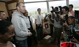 Vendredi 24 décembre 2005 -

Zinedine Zidane en conférence de presse