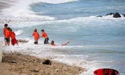 Mercredi 30 mai 2007 - Plage de Roches Noires

La houle a été bien moins violente que celle du 12 mai dernier