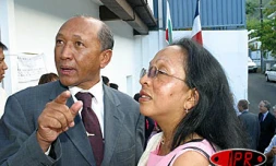 Mercredi 8 décembre 2004 -
Léa Ravololondratavy et la nouvelle consule de Madagascar à La Réunion