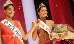 Samedi 19 août 2006 -

Raïssa Boyer, Miss Réunion 2006, a été couronnée par Cindy Fabre, Miss France 2005