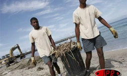Lundi 21 février 2005La plage de Roches Noires à Saint-Gilles est fermée au public en raison des risques de pollution