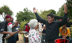Vendredi 17 décembre 2004
Une projection de film, suivie d'un déjeuner a été organisée à Sainte-Suzanne pour rendre hommage au Rwa Kaf.