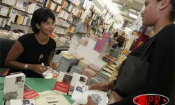 Mercredi 6 avril 2005 -

L'écrivaine mauricienne Shenaz Patel a dédicacé son livre &quot;le silence des Chagos&quot; à la librairie Gérard à Saint-Denis