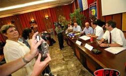 Mercredi 19 avril 2006 -
L'ADEME, EDF, le conseil régional et les distributeurs de l'île ont lancé hier une campagne promotionnelle en faveur de la vente de lampéco à un euro