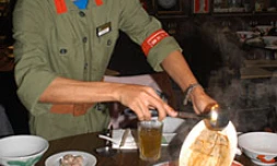 L'originalié de ce restaurant chinois est que les tenues du personnel et le décor évoquent la Chine communiste de Mao Tsé Toung