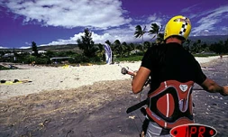 Samedi 19 juillet 2003
Le fly surf a de plus en plus d'adeptes à la Réunion. Les  amateurs de ce sport très athlétique s'entraînent régulièrement sur la petite plage de Trou d'Eau (Ouest)