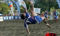 Lors du premier tournoi de beach soccer en janvier 2005 à l'Etang Salé