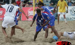 Dimanche 8 octobre 2006 -

Phase de jeu du tournoi de beach Soccer à Saint-Pierre remporté par l&quot;équipe de France entraînée par Éric Cantona