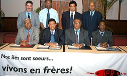 L'équipe dirigeante d'Air Mauritus lors de a conférence de presse du lundi 7 juillet 2003 à Maurice