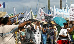 25 000 grévistes de l'Éducation nationale ont manifesté  à Saint-Pierre le mercredi 23 avril 2003. Ils protestent toujours contre &quot;le démantèlement du service public d'éducation&quot;