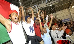 Lundi 1er septembre 2003
Tous les supporters n'ont pas la chance de trouver des places dans les gradins (Photo Noël Thomas)