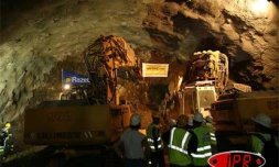 Mardi 29 août 2006 -

Le tunnel sous le cap Lahoussay vient d'être percé. Il s'agit de l'un des ouvrages les spectaculaires de la future route des Tamarins