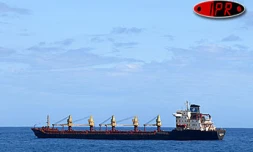 Le navire Adamandas est au mouillage à un kilomètre au large des côtes de la Possession (Ouest)